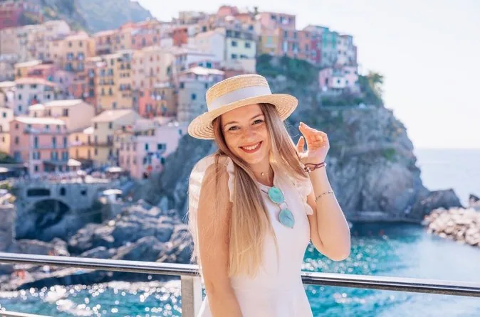 Buntes Dorf der Cinque Terre über dem Meer