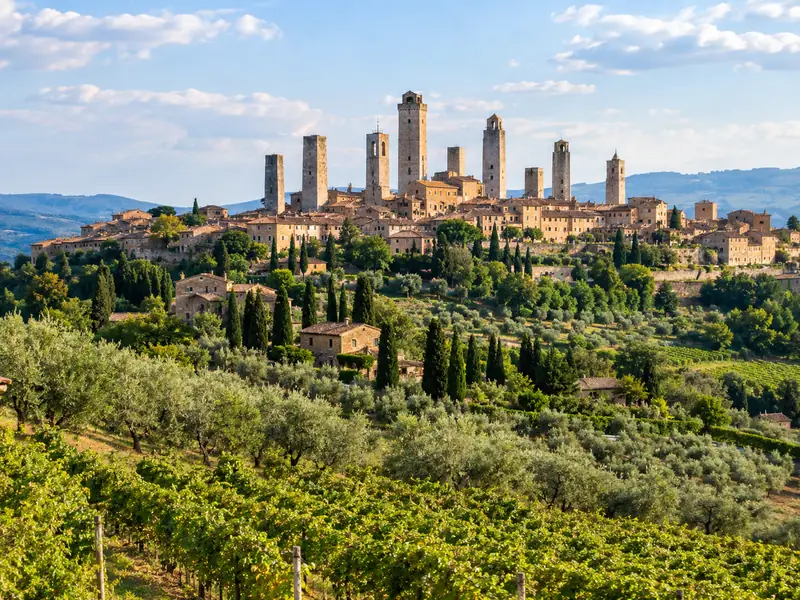 Die Türme von San Gimignano über den Weinbergen