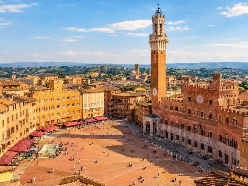 Piazza del Campo in Siena mit dem Torre del Mangia